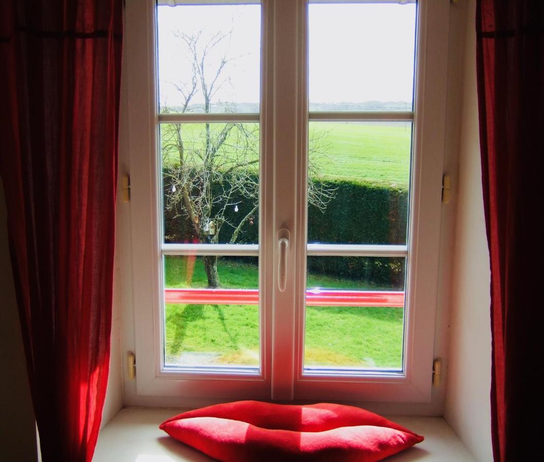 Chambre Des Anges & Roulotte Proche Mont Saint-Michel, L'Angeviniere Bed & Breakfast Exterior photo