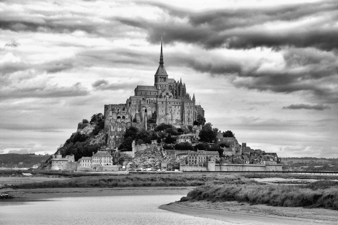 Chambre Des Anges & Roulotte Proche Mont Saint-Michel, L'Angeviniere Bed & Breakfast Exterior photo