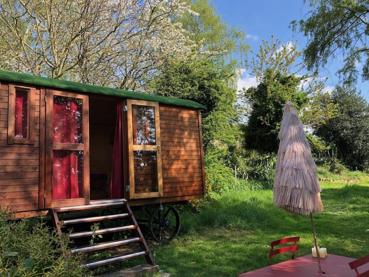 Chambre Des Anges & Roulotte Proche Mont Saint-Michel, L'Angeviniere Bed & Breakfast Exterior photo